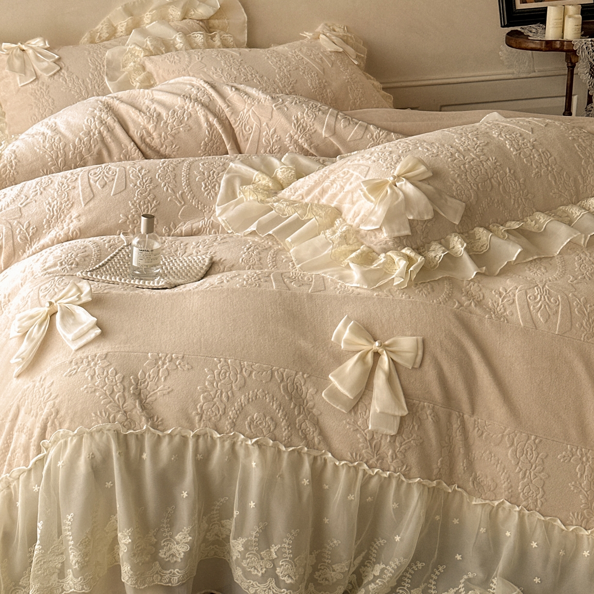 91家纺网 家纺一手货源 找家纺 你好美丽 2025新款雕花牛奶绒刺绣花边蝴蝶结四件套-黛玉系列 黛玉咖