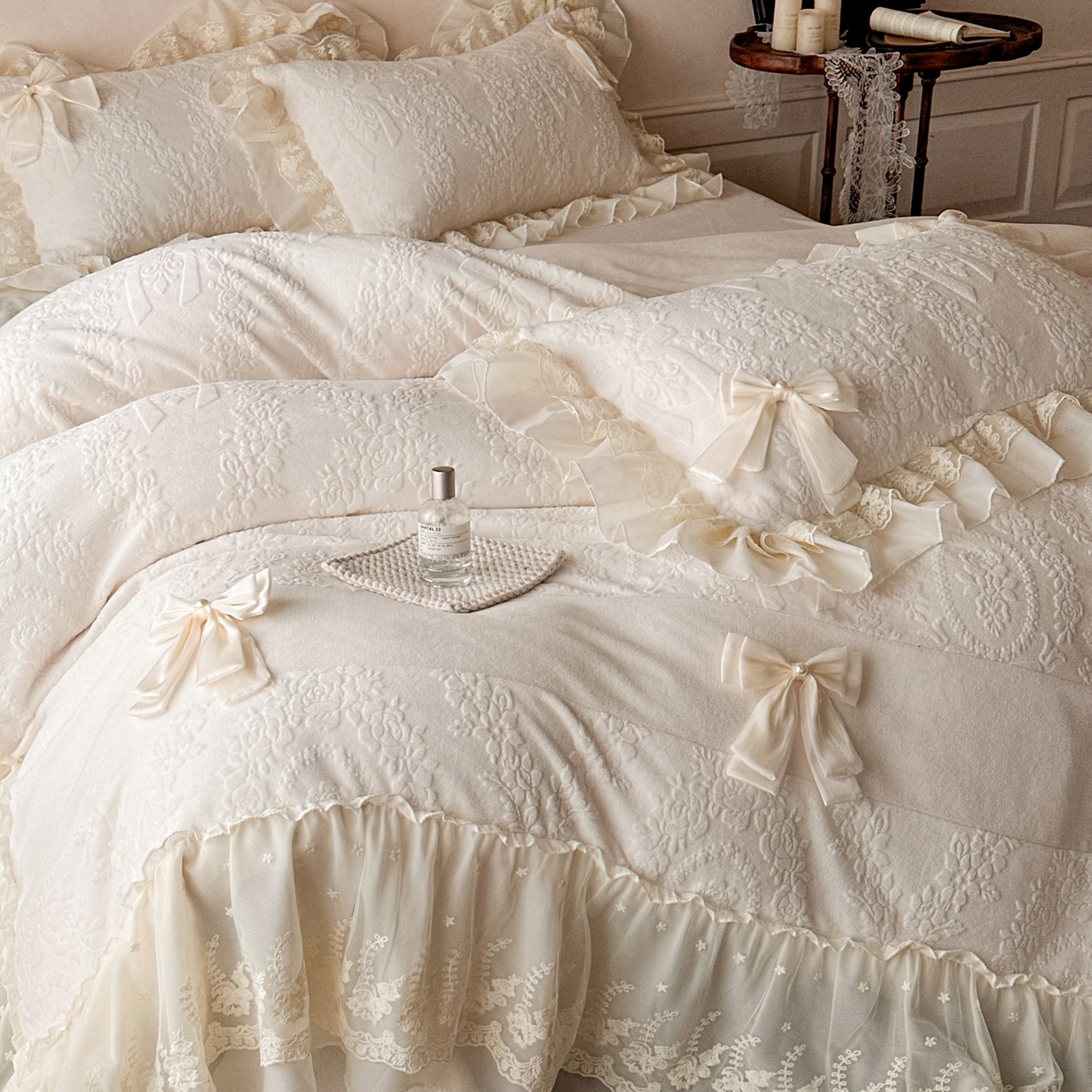 91家纺网 家纺一手货源 找家纺 （总）你好美丽 2025新款雕花牛奶绒刺绣花边蝴蝶结四件套-黛玉系列