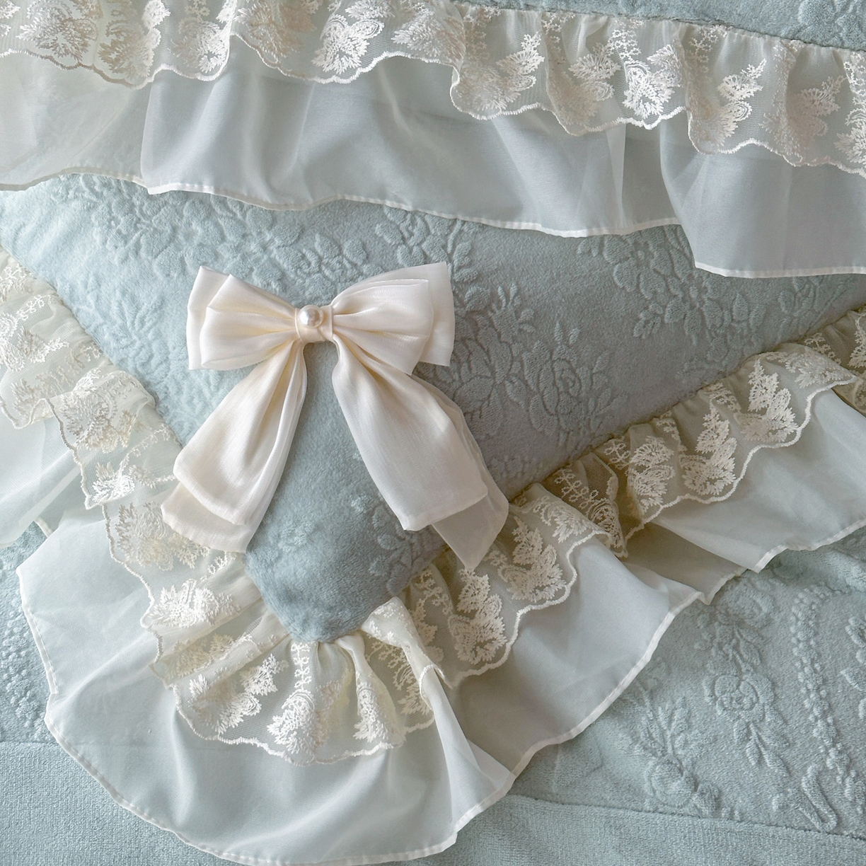 91家纺网 家纺一手货源 找家纺 你好美丽 2025新款雕花牛奶绒刺绣花边蝴蝶结四件套-黛玉系列 黛玉蓝