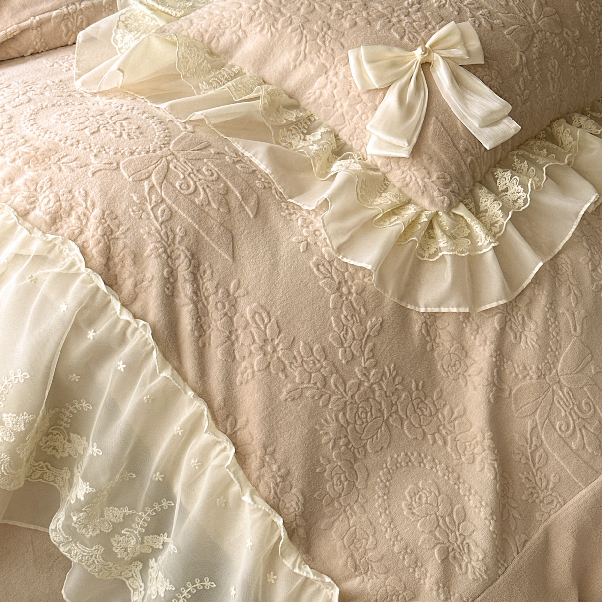 91家纺网 家纺一手货源 找家纺 你好美丽 2025新款雕花牛奶绒刺绣花边蝴蝶结四件套-黛玉系列 黛玉咖