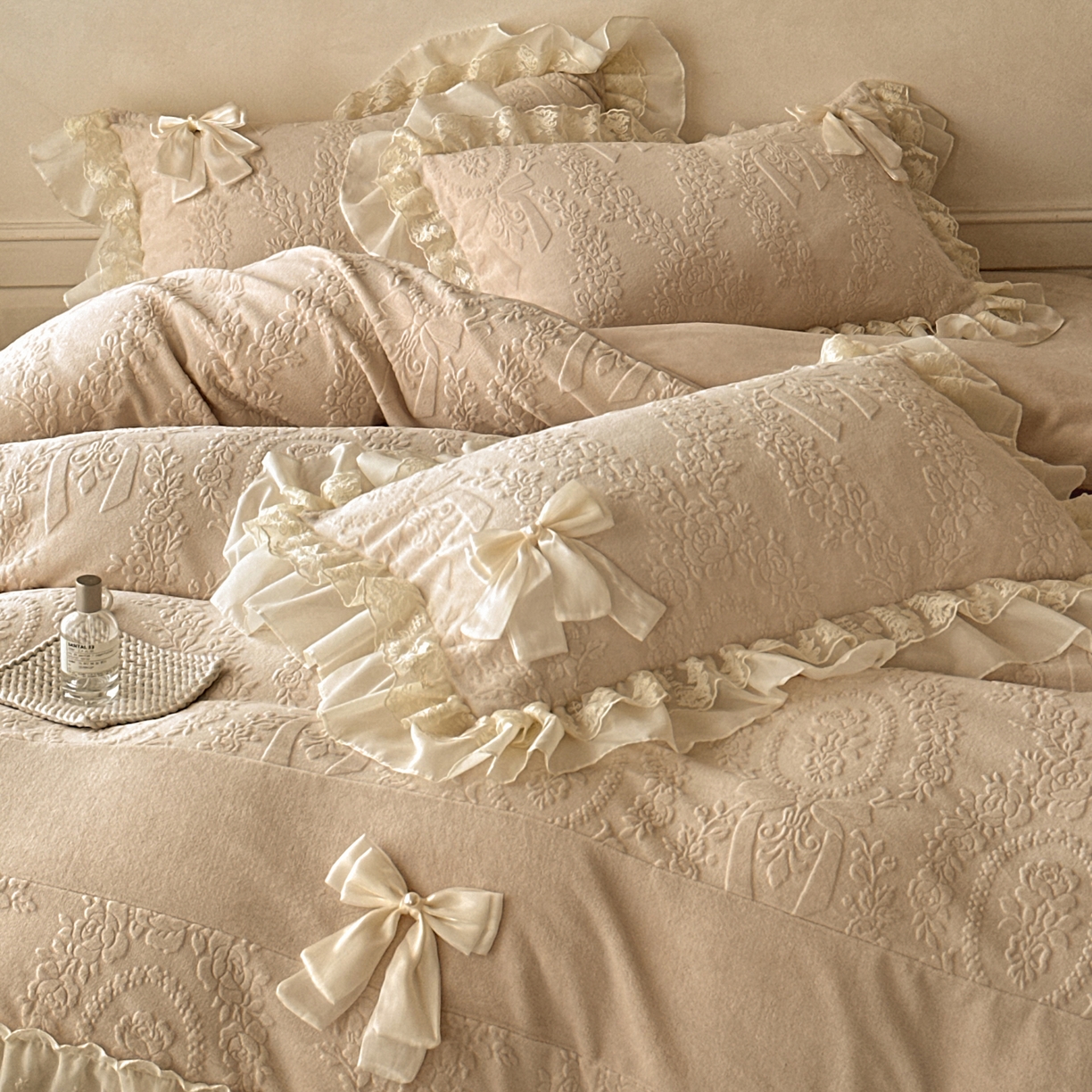 91家纺网 家纺一手货源 找家纺 你好美丽 2025新款雕花牛奶绒刺绣花边蝴蝶结四件套-黛玉系列 黛玉咖