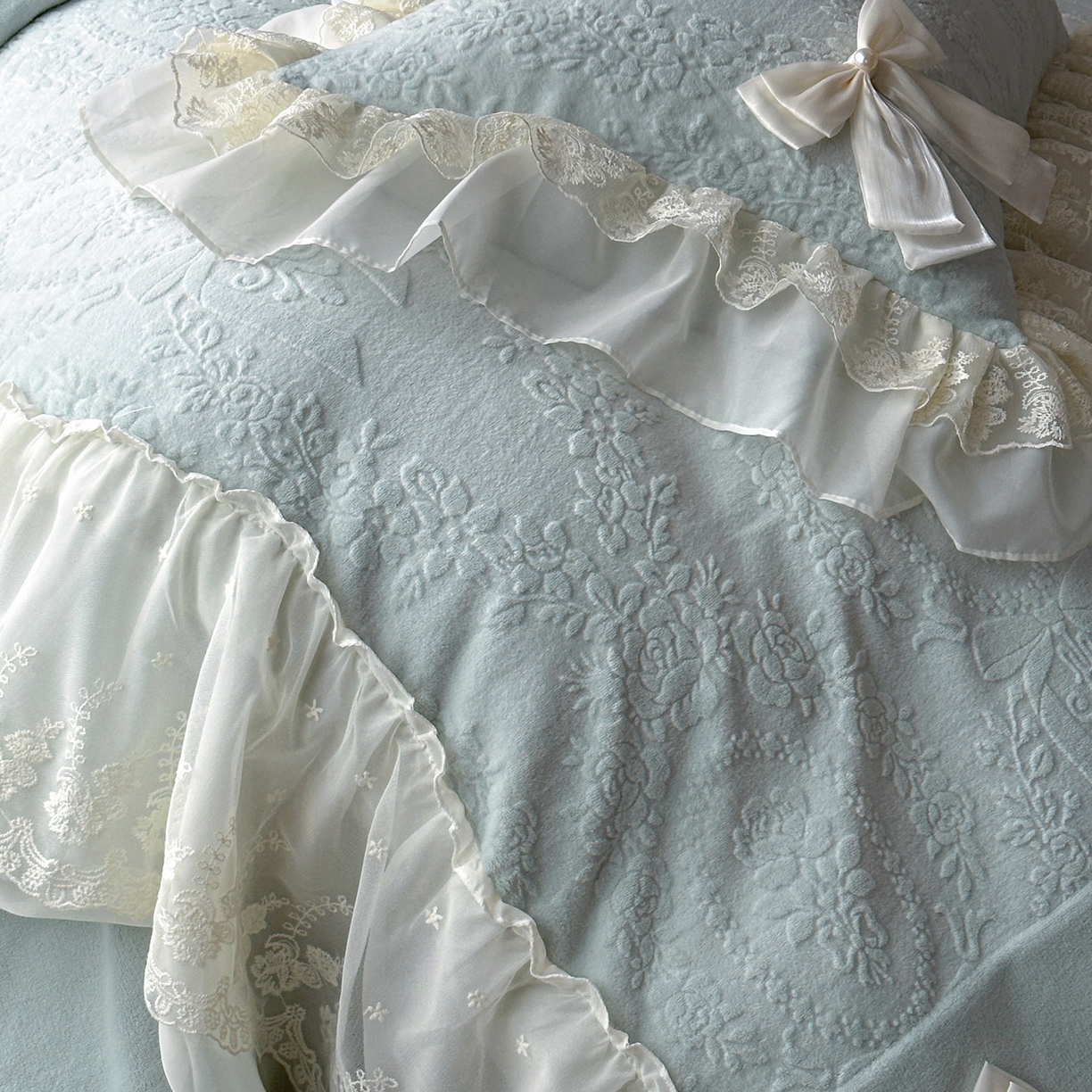 91家纺网 家纺一手货源 找家纺 你好美丽 2025新款雕花牛奶绒刺绣花边蝴蝶结四件套-黛玉系列 黛玉蓝