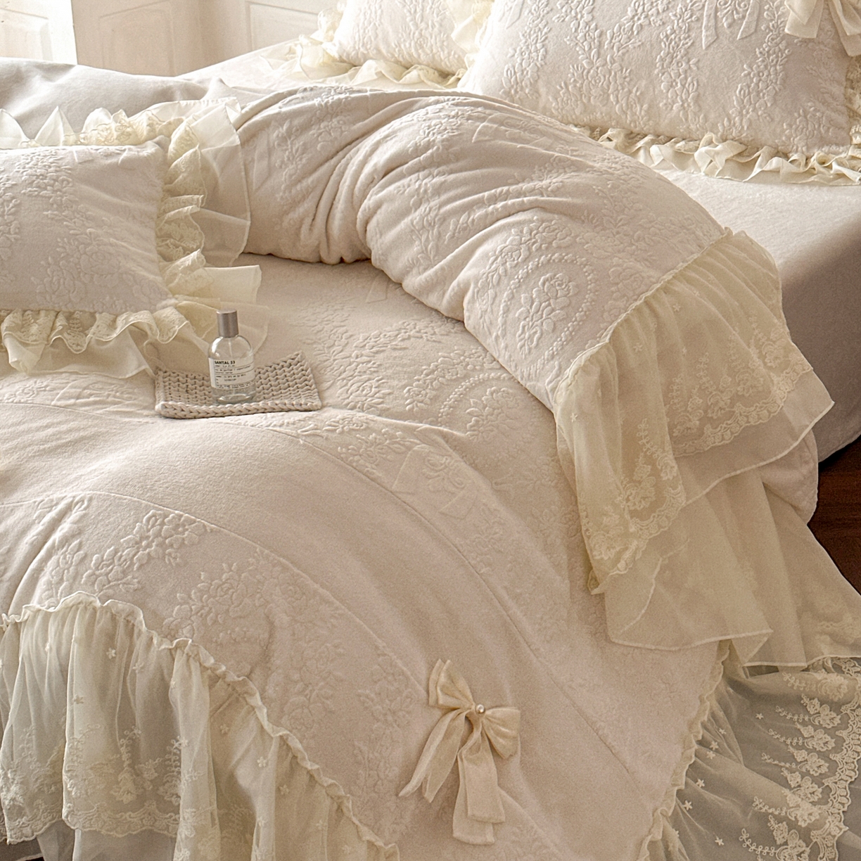 91家纺网 家纺一手货源 找家纺 （总）你好美丽 2025新款雕花牛奶绒刺绣花边蝴蝶结四件套-黛玉系列