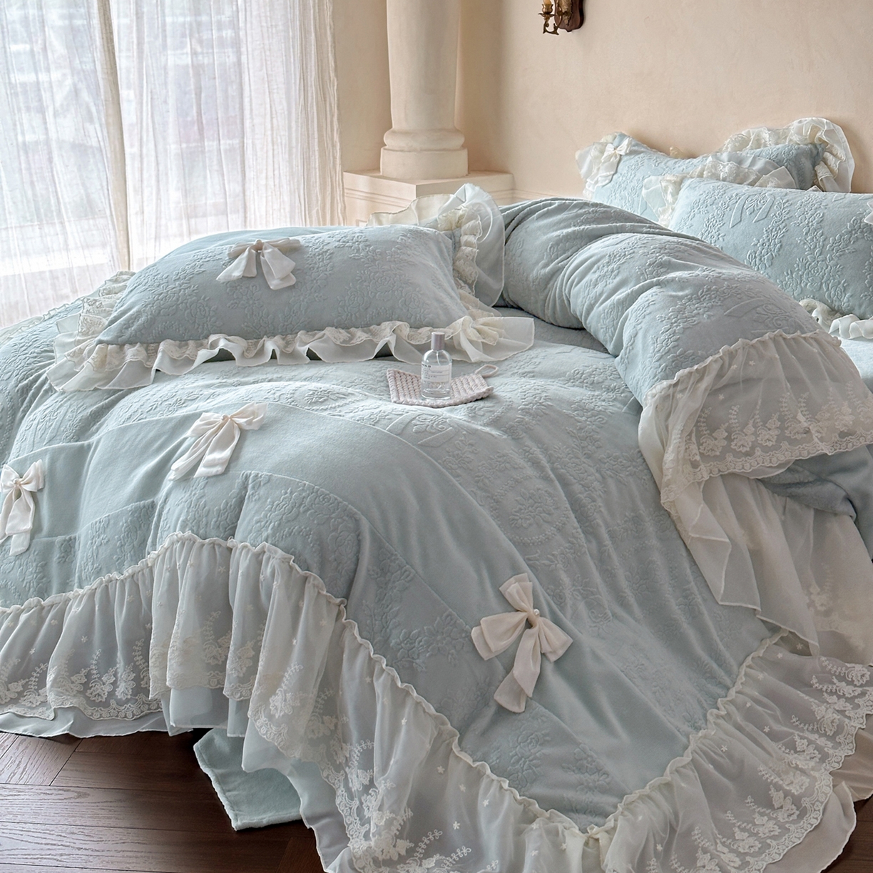 91家纺网 家纺一手货源 找家纺 你好美丽 2025新款雕花牛奶绒刺绣花边蝴蝶结四件套-黛玉系列 黛玉蓝
