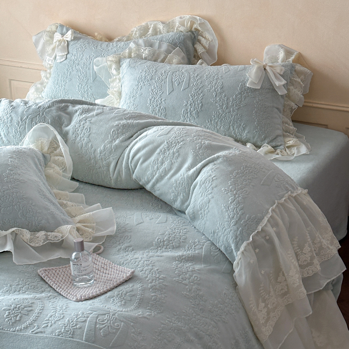 91家纺网 家纺一手货源 找家纺 你好美丽 2025新款雕花牛奶绒刺绣花边蝴蝶结四件套-黛玉系列 黛玉蓝