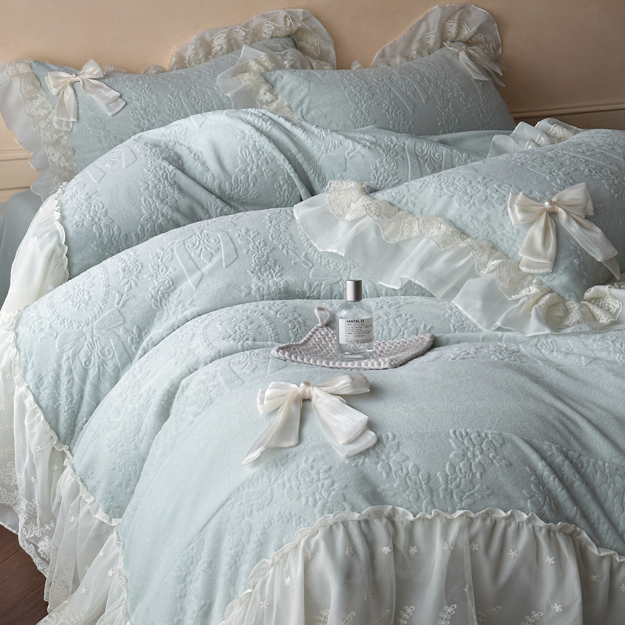 91家纺网 家纺一手货源 找家纺 你好美丽 2025新款雕花牛奶绒刺绣花边蝴蝶结四件套-黛玉系列 黛玉蓝