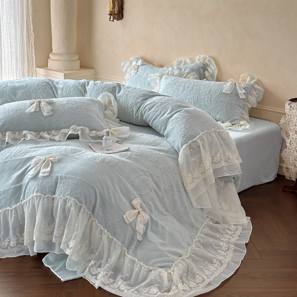 91家纺网 家纺一手货源 找家纺 你好美丽 2025新款雕花牛奶绒刺绣花边蝴蝶结四件套-黛玉系列 黛玉蓝