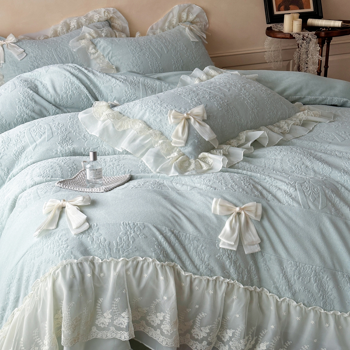 91家纺网 家纺一手货源 找家纺 你好美丽 2025新款雕花牛奶绒刺绣花边蝴蝶结四件套-黛玉系列 黛玉蓝