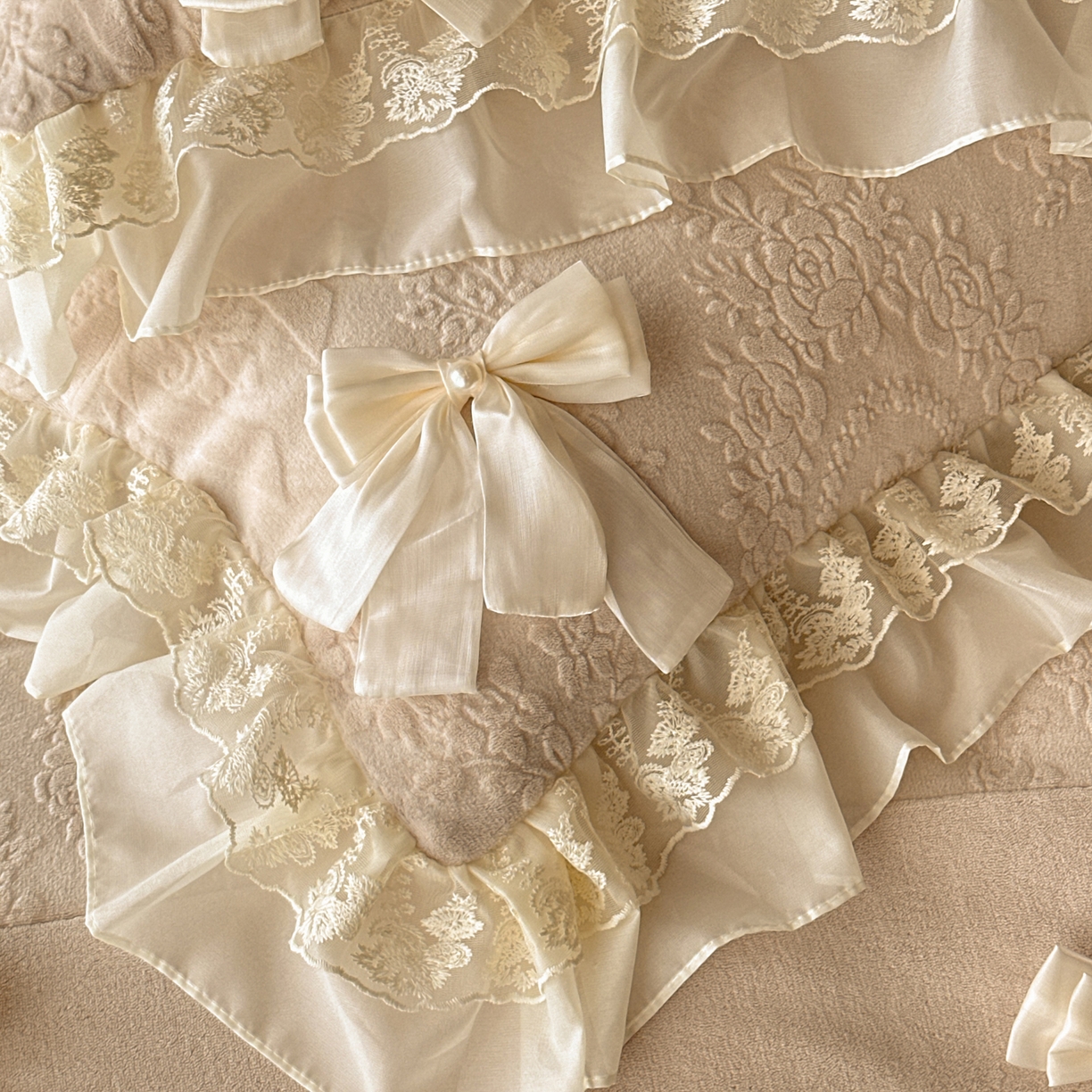 91家纺网 家纺一手货源 找家纺 你好美丽 2025新款雕花牛奶绒刺绣花边蝴蝶结四件套-黛玉系列 黛玉咖