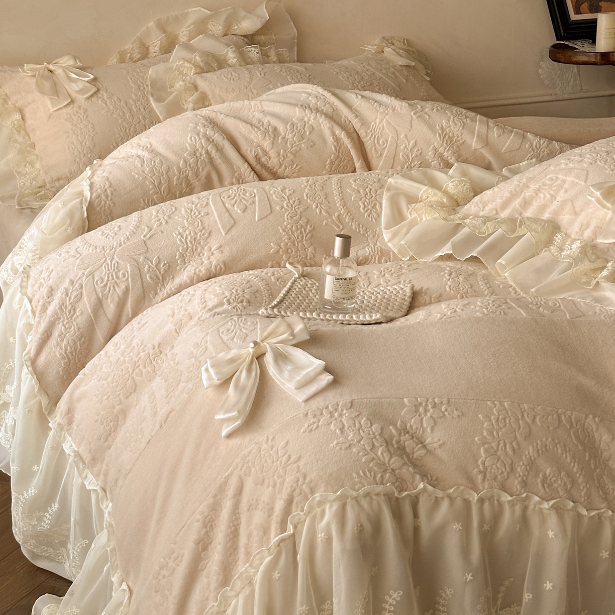 91家纺网 家纺一手货源 找家纺 你好美丽 2025新款雕花牛奶绒刺绣花边蝴蝶结四件套-黛玉系列 黛玉咖