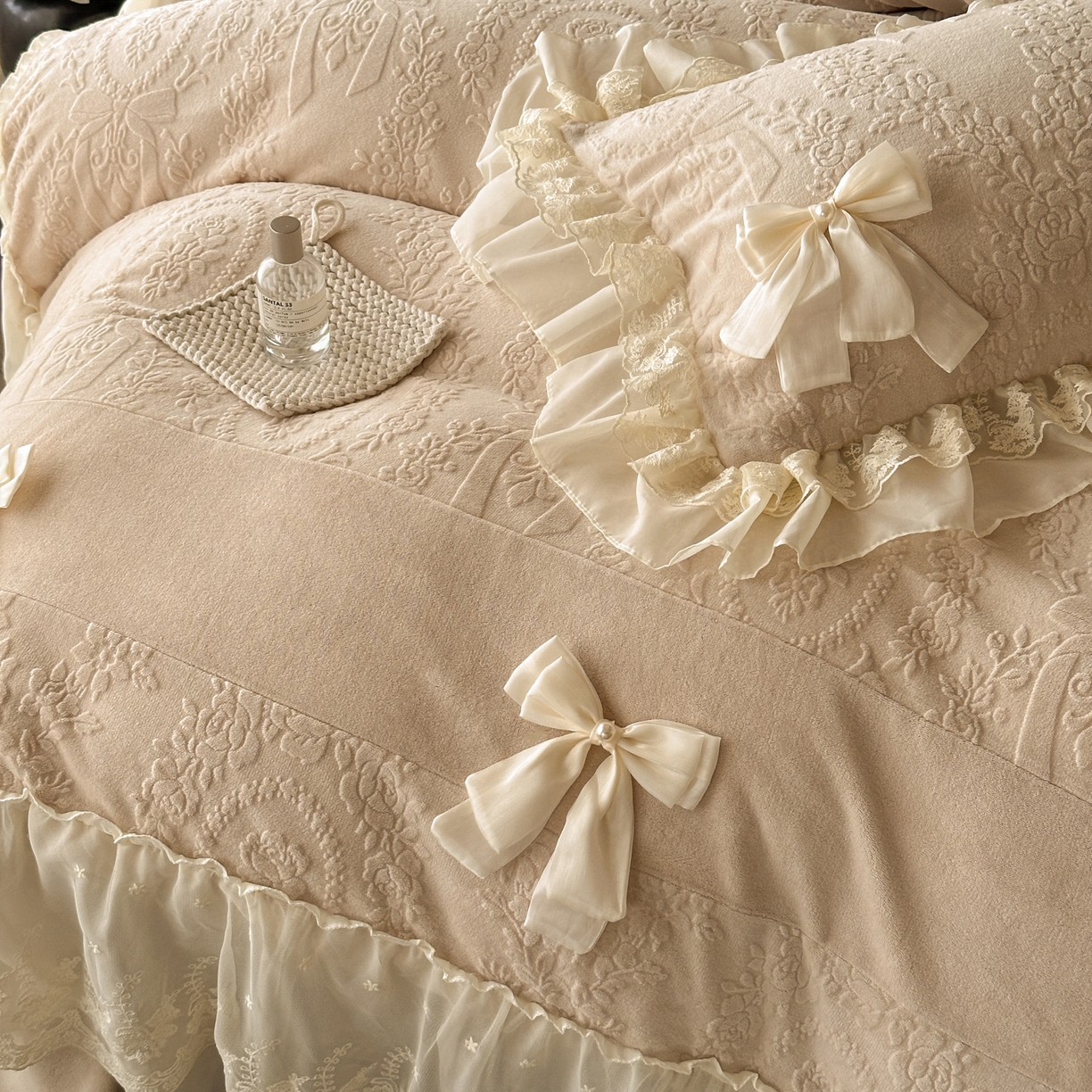 91家纺网 家纺一手货源 找家纺 你好美丽 2025新款雕花牛奶绒刺绣花边蝴蝶结四件套-黛玉系列 黛玉咖