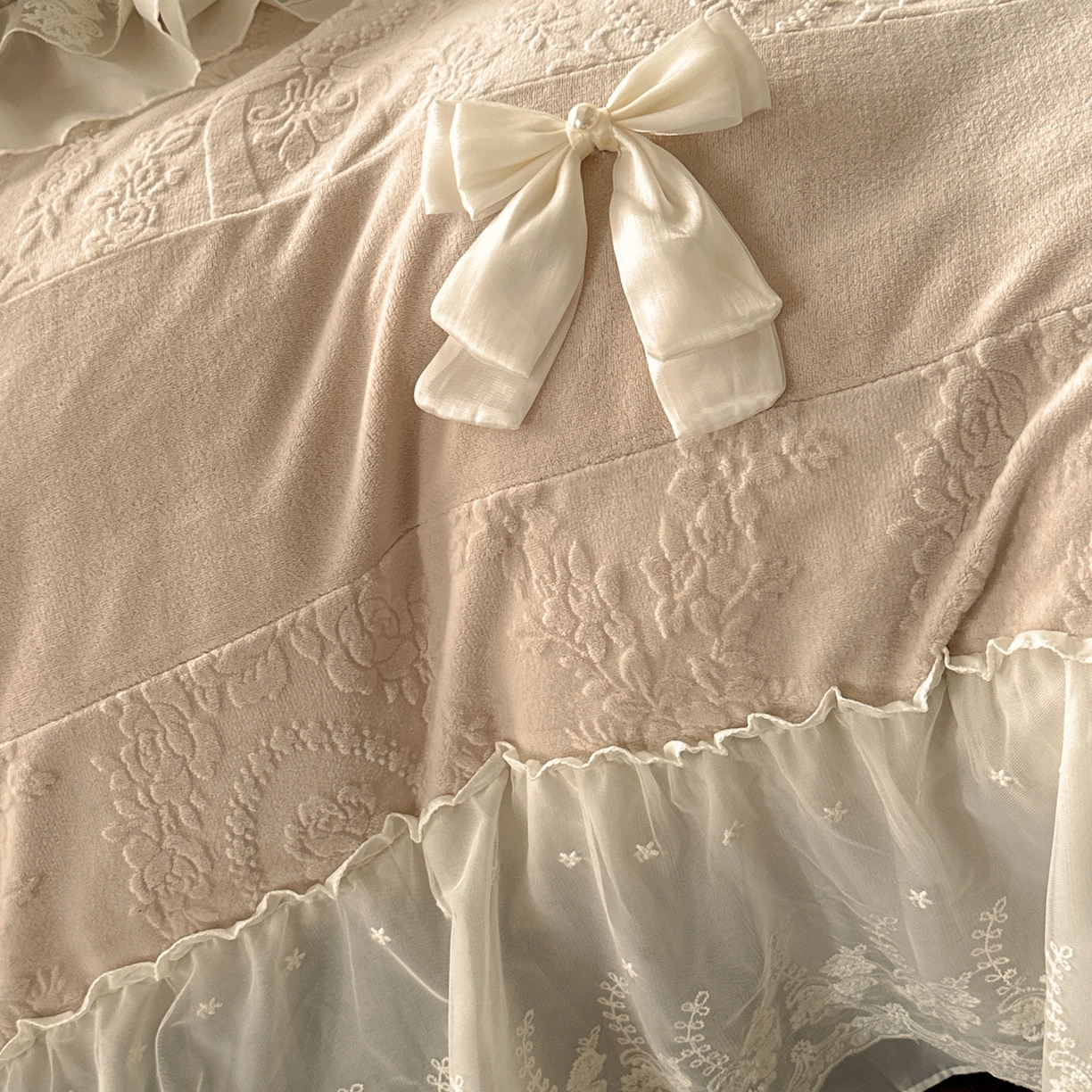 91家纺网 家纺一手货源 找家纺 你好美丽 2025新款雕花牛奶绒刺绣花边蝴蝶结四件套-黛玉系列 黛玉咖