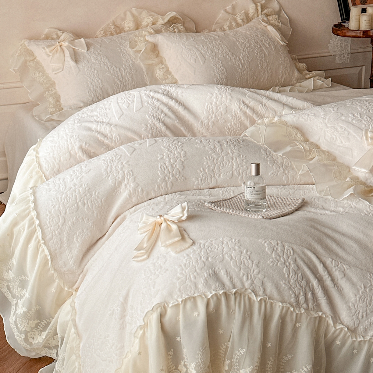 91家纺网 家纺一手货源 找家纺 你好美丽 2025新款雕花牛奶绒刺绣花边蝴蝶结四件套-黛玉系列 黛玉白
