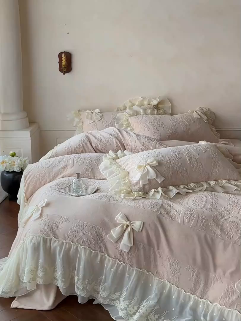 91家纺网 家纺一手货源 找家纺 你好美丽 2025新款雕花牛奶绒刺绣花边蝴蝶结四件套-黛玉系列 黛玉咖