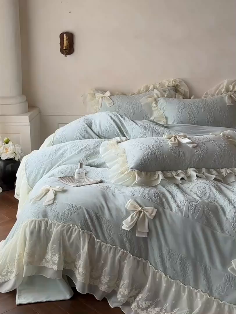 91家纺网 家纺一手货源 找家纺 你好美丽 2025新款雕花牛奶绒刺绣花边蝴蝶结四件套-黛玉系列 黛玉蓝