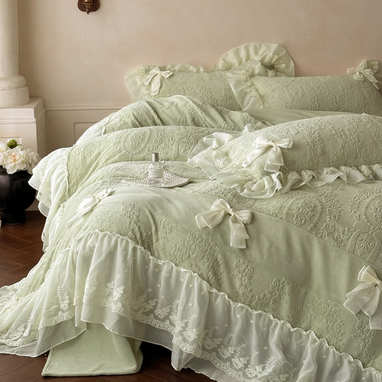 91家纺网 家纺一手货源 找家纺 你好美丽 2025新款雕花牛奶绒刺绣花边蝴蝶结四件套-黛玉系列 黛玉绿