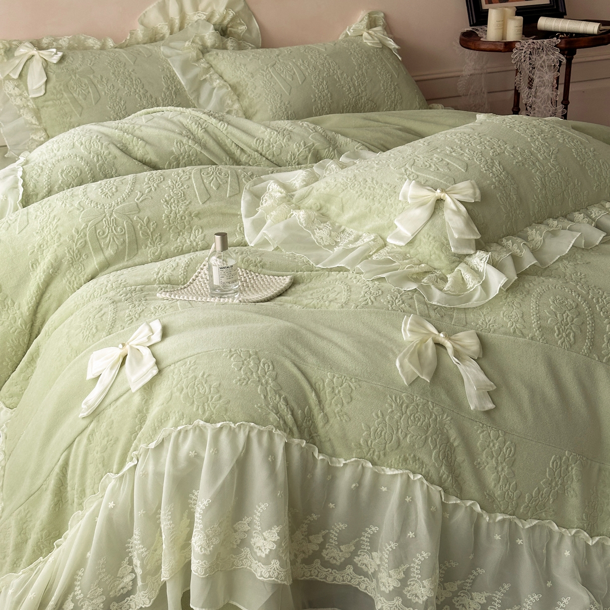 91家纺网 家纺一手货源 找家纺 你好美丽 2025新款雕花牛奶绒刺绣花边蝴蝶结四件套-黛玉系列 黛玉绿