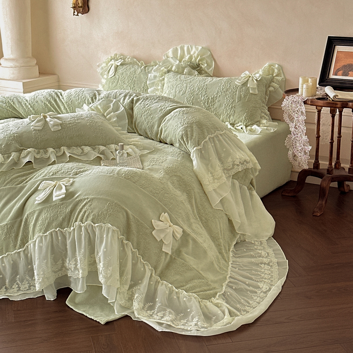 91家纺网 家纺一手货源 找家纺 你好美丽 2025新款雕花牛奶绒刺绣花边蝴蝶结四件套-黛玉系列 黛玉绿