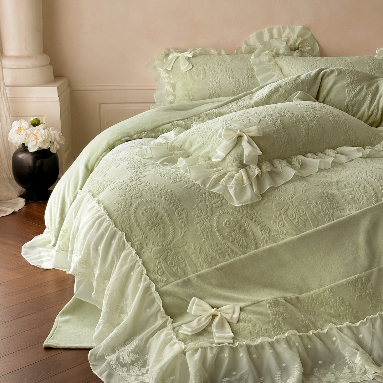 91家纺网 家纺一手货源 找家纺 你好美丽 2025新款雕花牛奶绒刺绣花边蝴蝶结四件套-黛玉系列 黛玉绿