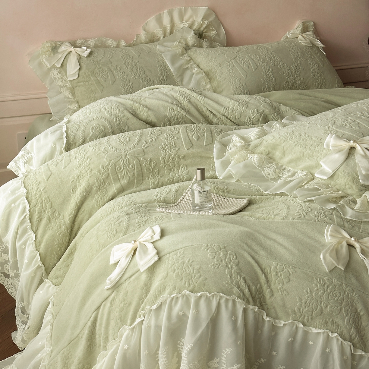 91家纺网 家纺一手货源 找家纺 你好美丽 2025新款雕花牛奶绒刺绣花边蝴蝶结四件套-黛玉系列 黛玉绿