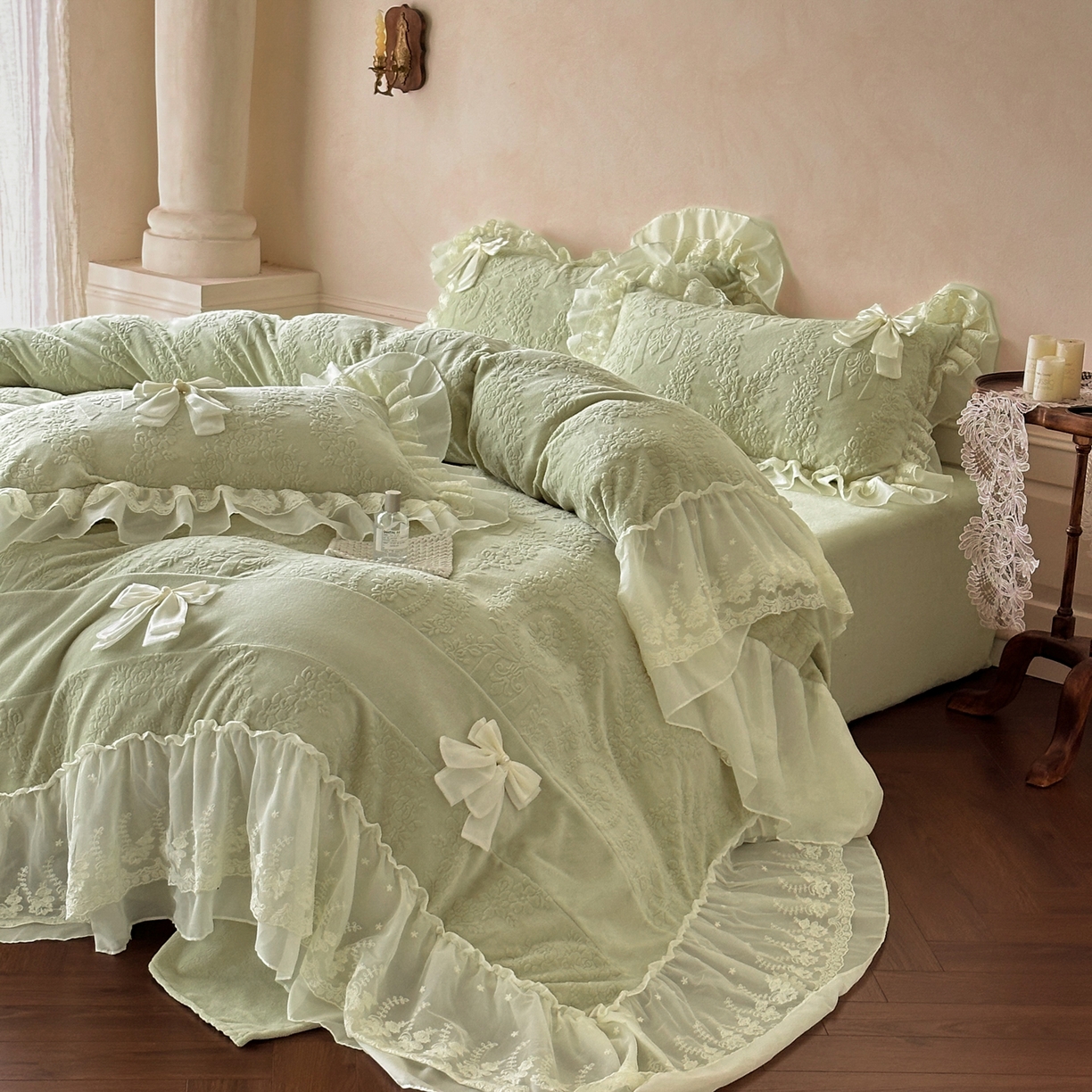 91家纺网 家纺一手货源 找家纺 你好美丽 2025新款雕花牛奶绒刺绣花边蝴蝶结四件套-黛玉系列 黛玉绿