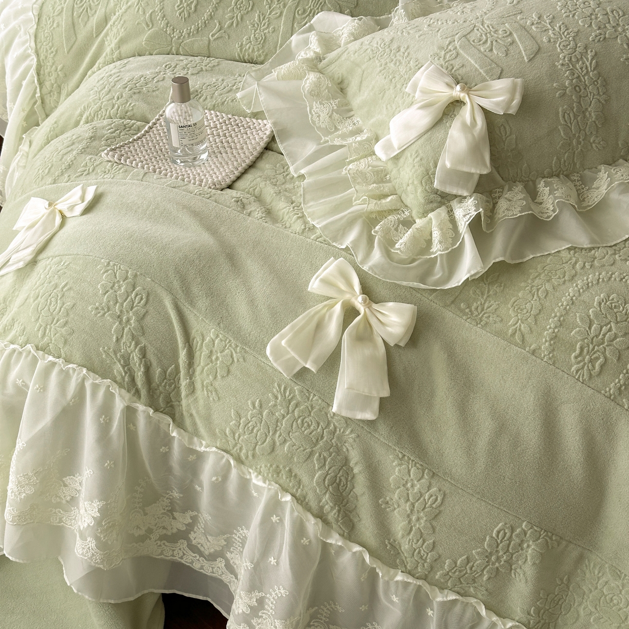 91家纺网 家纺一手货源 找家纺 你好美丽 2025新款雕花牛奶绒刺绣花边蝴蝶结四件套-黛玉系列 黛玉绿