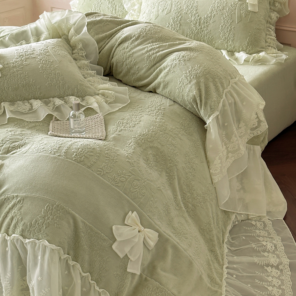 91家纺网 家纺一手货源 找家纺 你好美丽 2025新款雕花牛奶绒刺绣花边蝴蝶结四件套-黛玉系列 黛玉绿