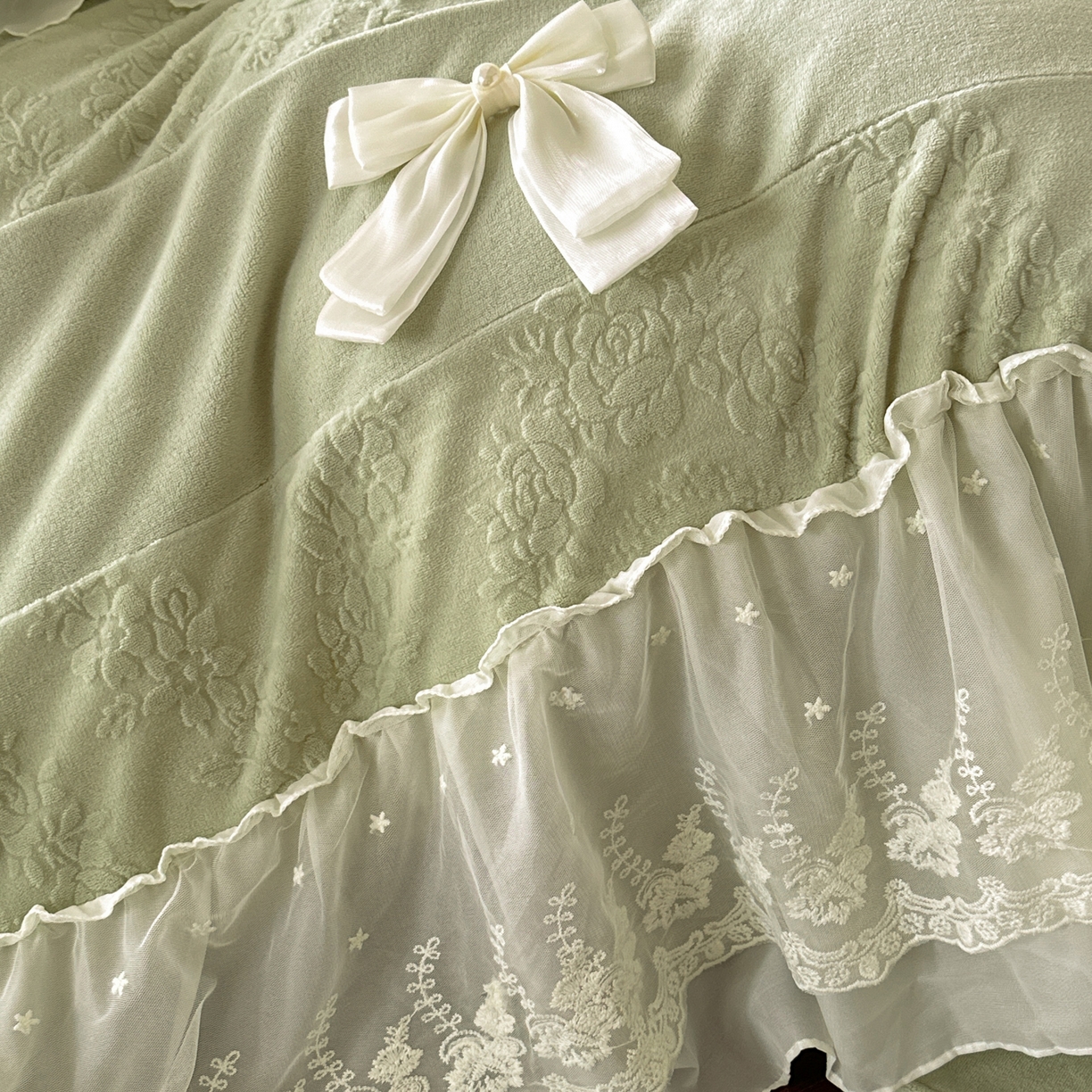 91家纺网 家纺一手货源 找家纺 你好美丽 2025新款雕花牛奶绒刺绣花边蝴蝶结四件套-黛玉系列 黛玉绿
