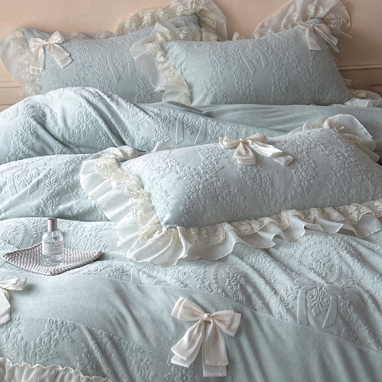 91家纺网 家纺一手货源 找家纺 你好美丽 2025新款雕花牛奶绒刺绣花边蝴蝶结四件套-黛玉系列 黛玉蓝