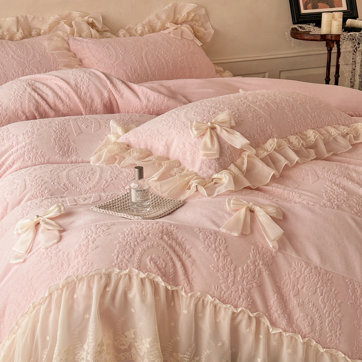 91家纺网 家纺一手货源 找家纺 你好美丽 2025新款雕花牛奶绒刺绣花边蝴蝶结四件套-黛玉系列 黛玉粉