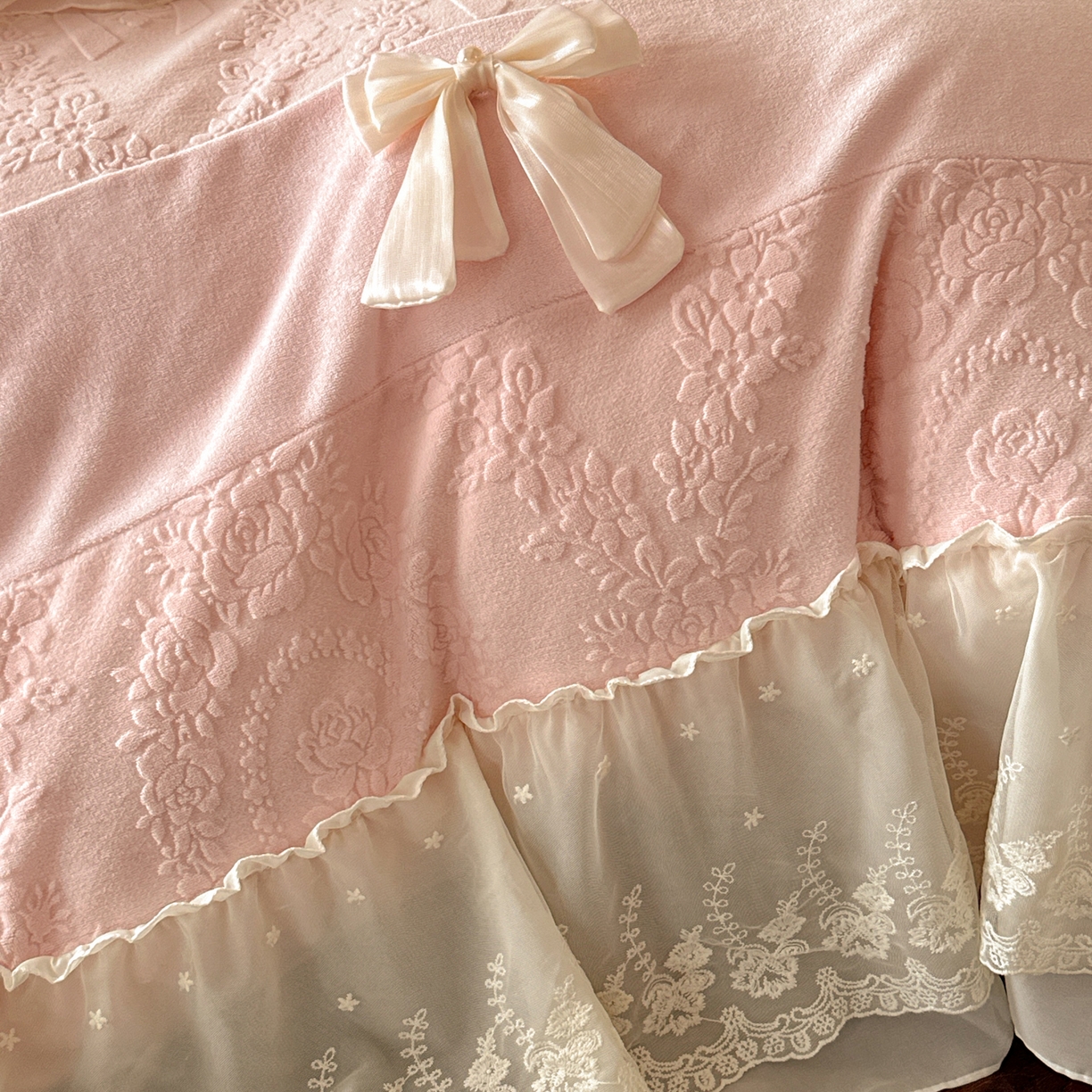 91家纺网 家纺一手货源 找家纺 你好美丽 2025新款雕花牛奶绒刺绣花边蝴蝶结四件套-黛玉系列 黛玉粉