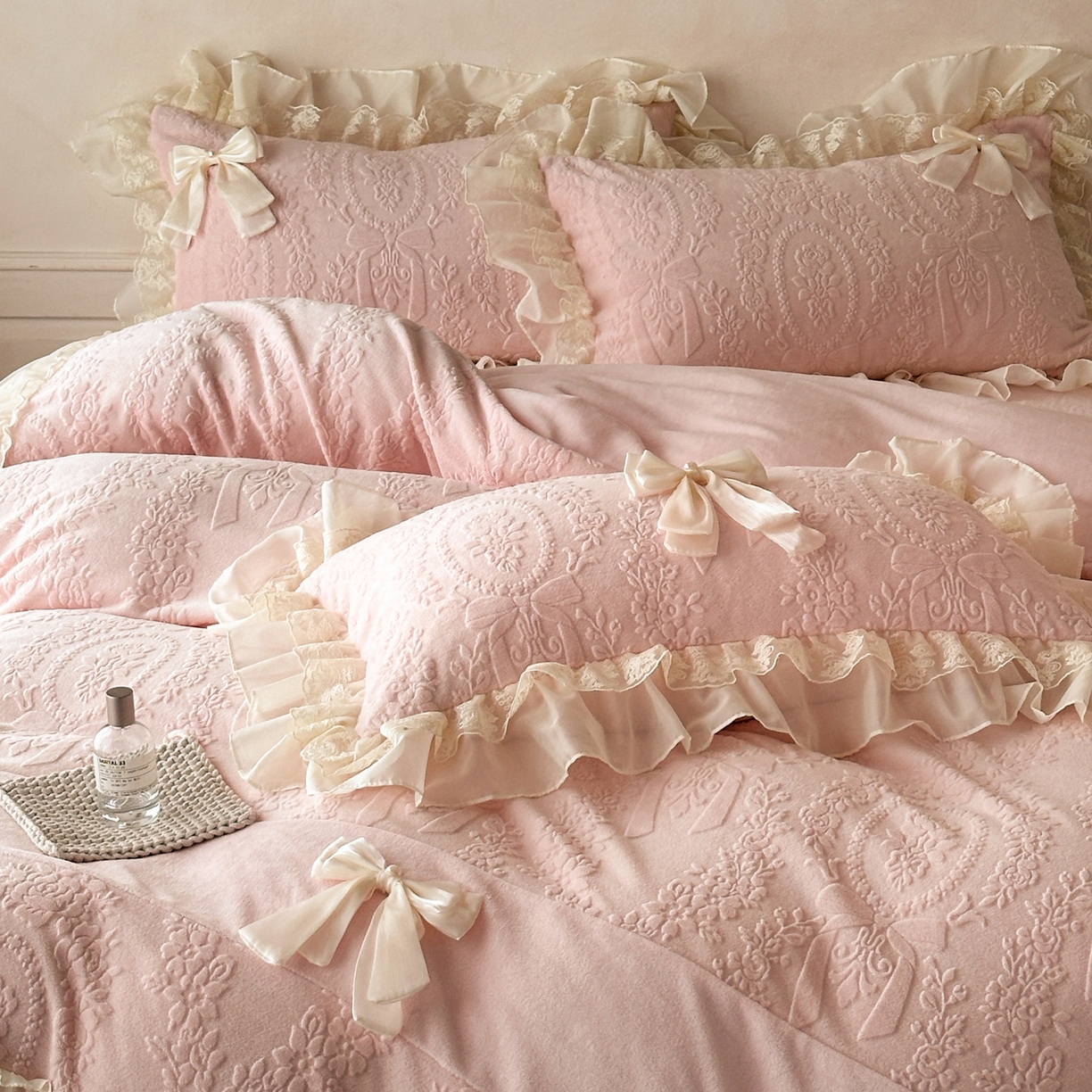 91家纺网 家纺一手货源 找家纺 你好美丽 2025新款雕花牛奶绒刺绣花边蝴蝶结四件套-黛玉系列 黛玉粉