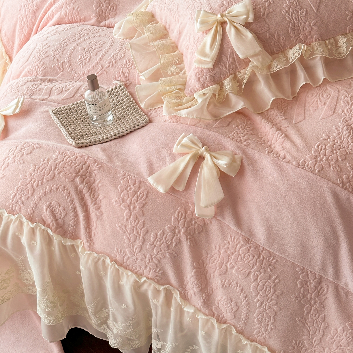 91家纺网 家纺一手货源 找家纺 你好美丽 2025新款雕花牛奶绒刺绣花边蝴蝶结四件套-黛玉系列 黛玉粉