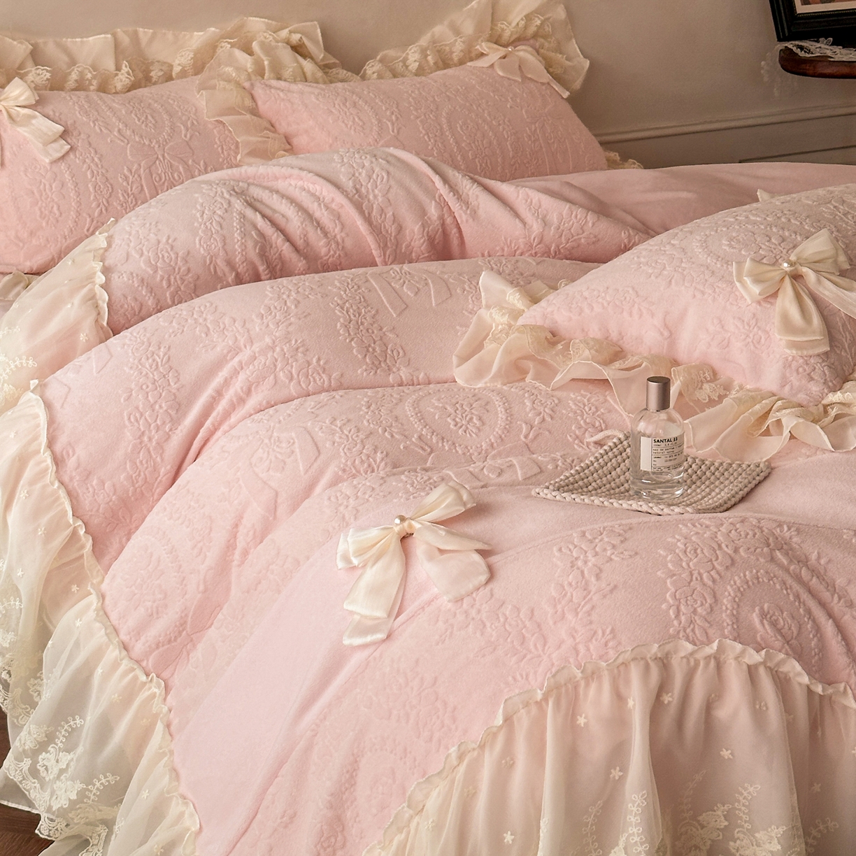 91家纺网 家纺一手货源 找家纺 你好美丽 2025新款雕花牛奶绒刺绣花边蝴蝶结四件套-黛玉系列 黛玉粉