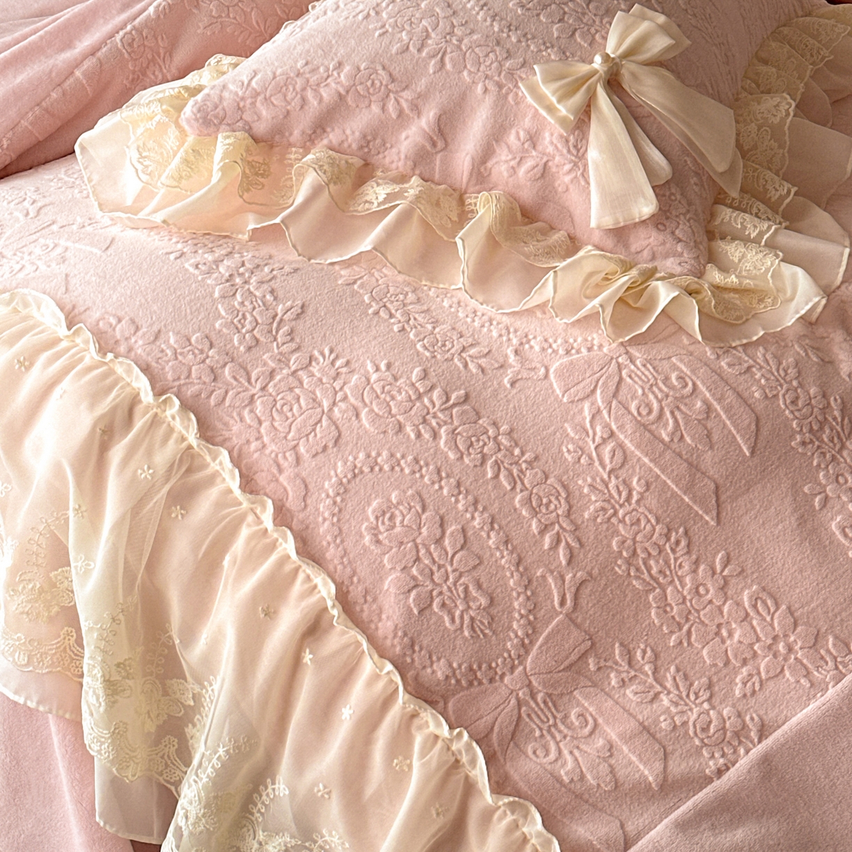 91家纺网 家纺一手货源 找家纺 你好美丽 2025新款雕花牛奶绒刺绣花边蝴蝶结四件套-黛玉系列 黛玉粉