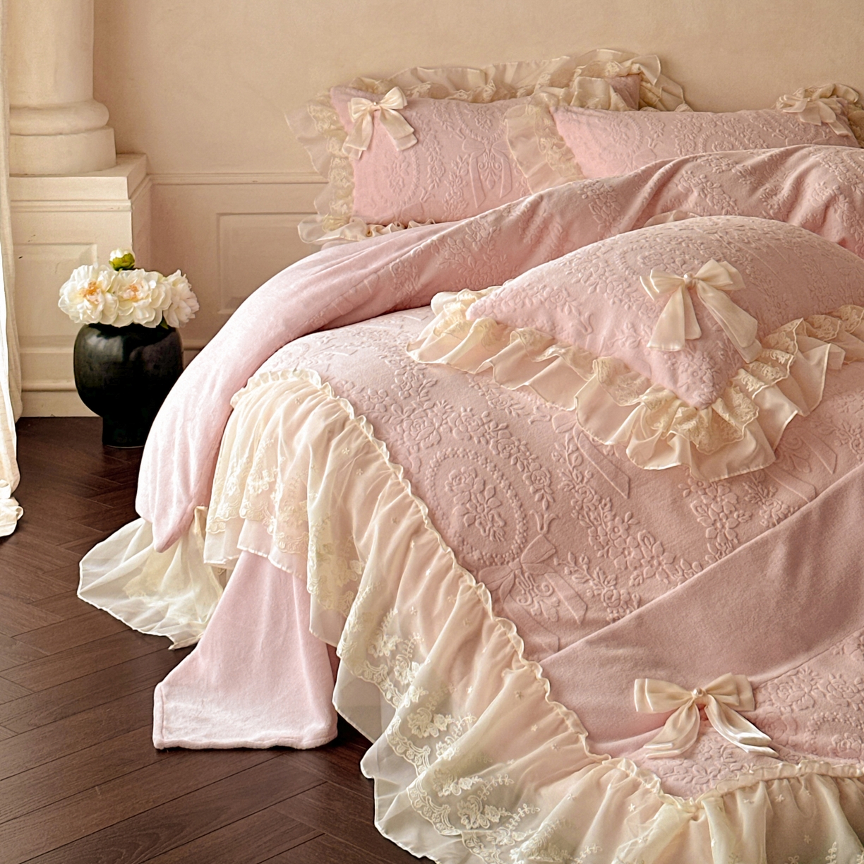 91家纺网 家纺一手货源 找家纺 你好美丽 2025新款雕花牛奶绒刺绣花边蝴蝶结四件套-黛玉系列 黛玉粉