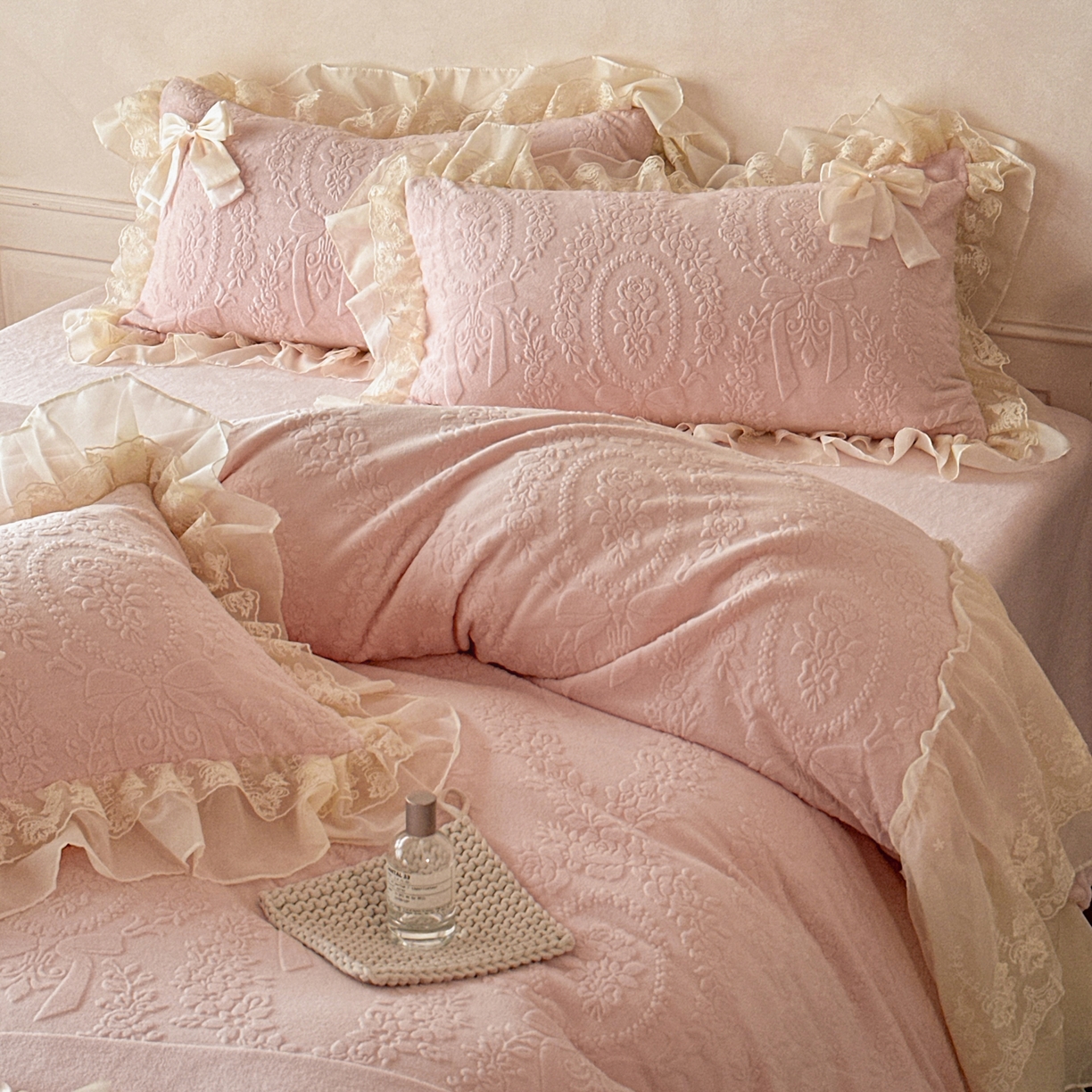 91家纺网 家纺一手货源 找家纺 你好美丽 2025新款雕花牛奶绒刺绣花边蝴蝶结四件套-黛玉系列 黛玉粉