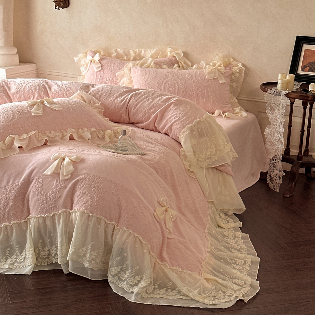 91家纺网 家纺一手货源 找家纺 你好美丽 2025新款雕花牛奶绒刺绣花边蝴蝶结四件套-黛玉系列 黛玉粉