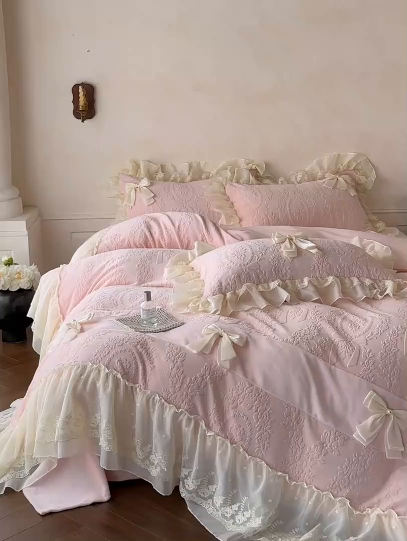 91家纺网 家纺一手货源 找家纺 你好美丽 2025新款雕花牛奶绒刺绣花边蝴蝶结四件套-黛玉系列 黛玉粉