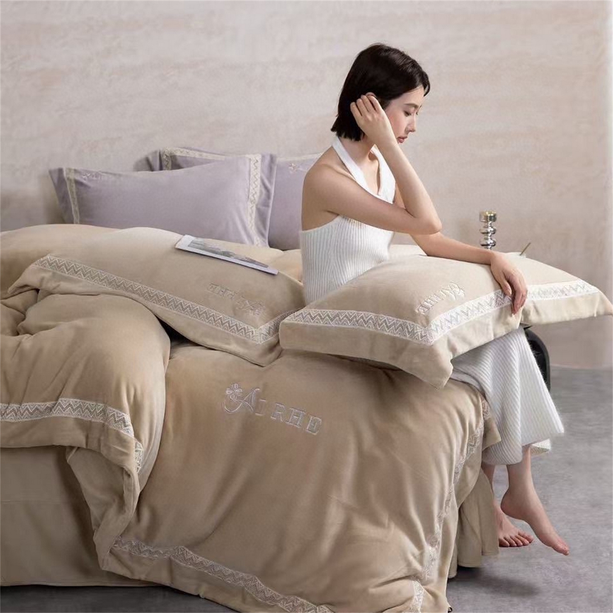 91家纺网 家纺一手货源 找家纺 （总）玖琳家纺 2025新款双面240克全消牛奶绒铂金牛奶绒四件套-罗伦丝系列