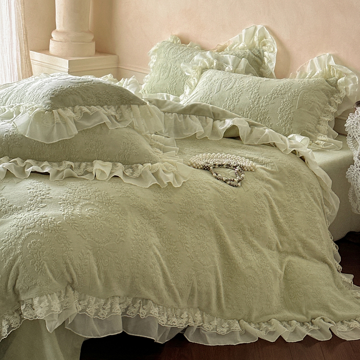 91家纺网 家纺一手货源 找家纺 你好美丽 2025新款立体雕花牛奶绒双层花边四件套-玛丽系列 玛丽绿