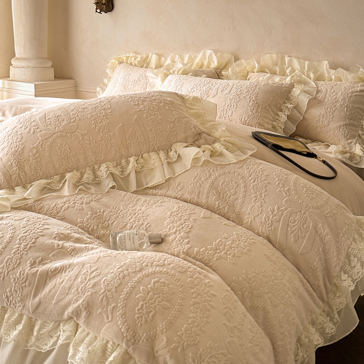 91家纺网 家纺一手货源 找家纺 （总）你好美丽 2025新款立体雕花牛奶绒双层花边四件套-玛丽系列