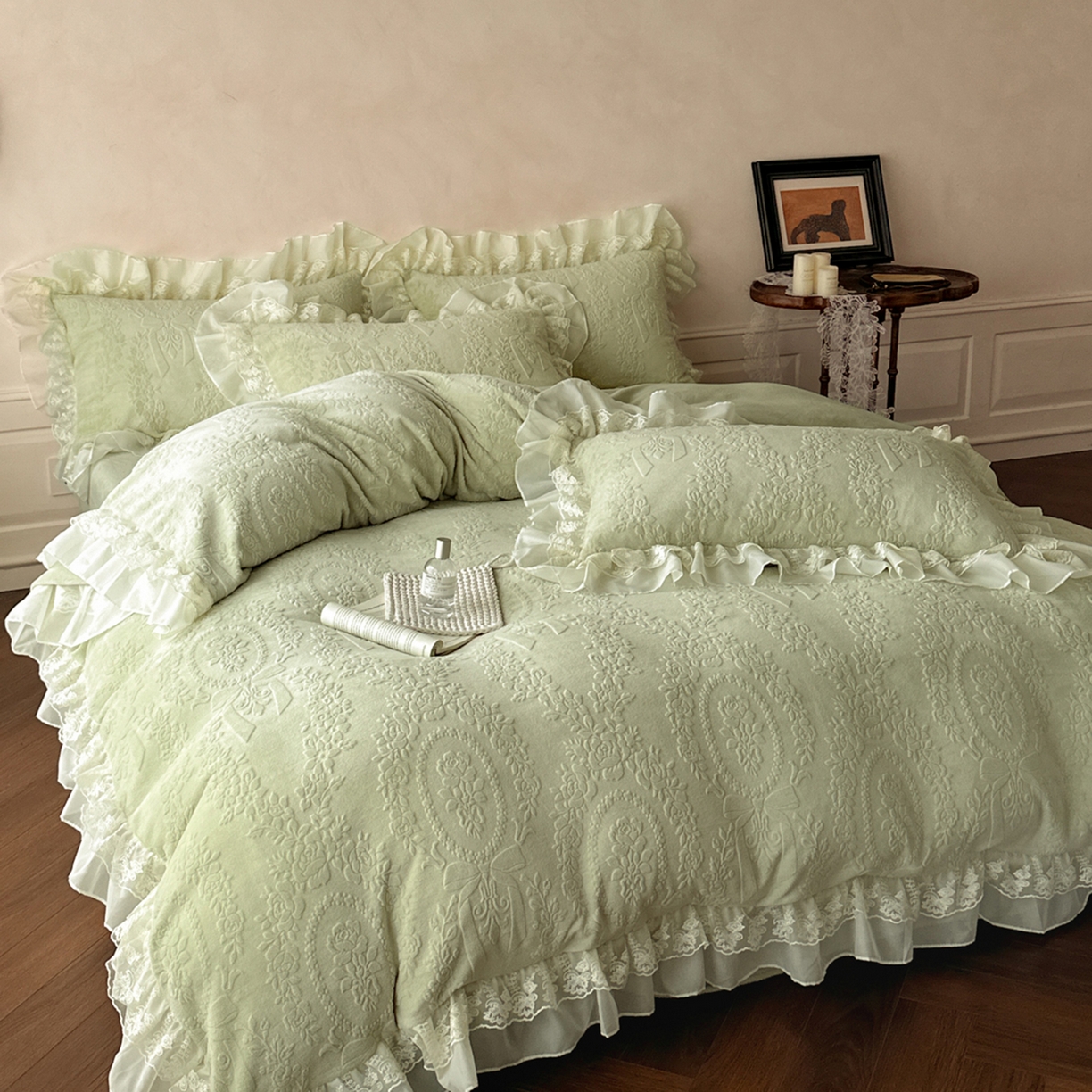 91家纺网 家纺一手货源 找家纺 你好美丽 2025新款立体雕花牛奶绒双层花边四件套-玛丽系列 玛丽绿