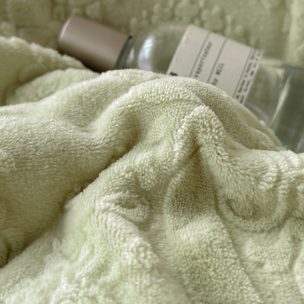 91家纺网 家纺一手货源 找家纺 你好美丽 2025新款立体雕花牛奶绒双层花边四件套-玛丽系列 玛丽绿