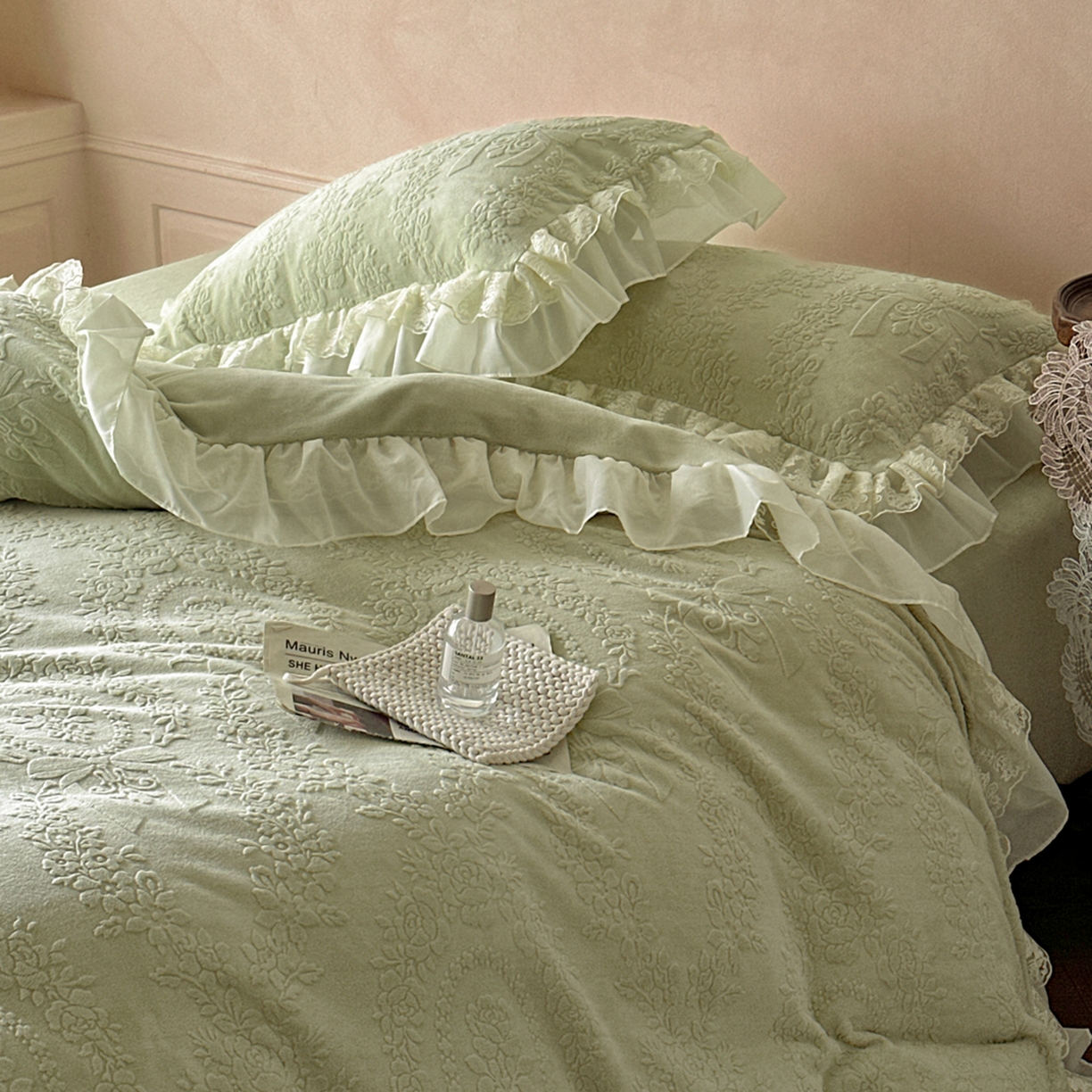 91家纺网 家纺一手货源 找家纺 你好美丽 2025新款立体雕花牛奶绒双层花边四件套-玛丽系列 玛丽绿