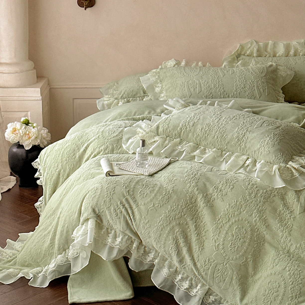 91家纺网 家纺一手货源 找家纺 你好美丽 2025新款立体雕花牛奶绒双层花边四件套-玛丽系列 玛丽绿