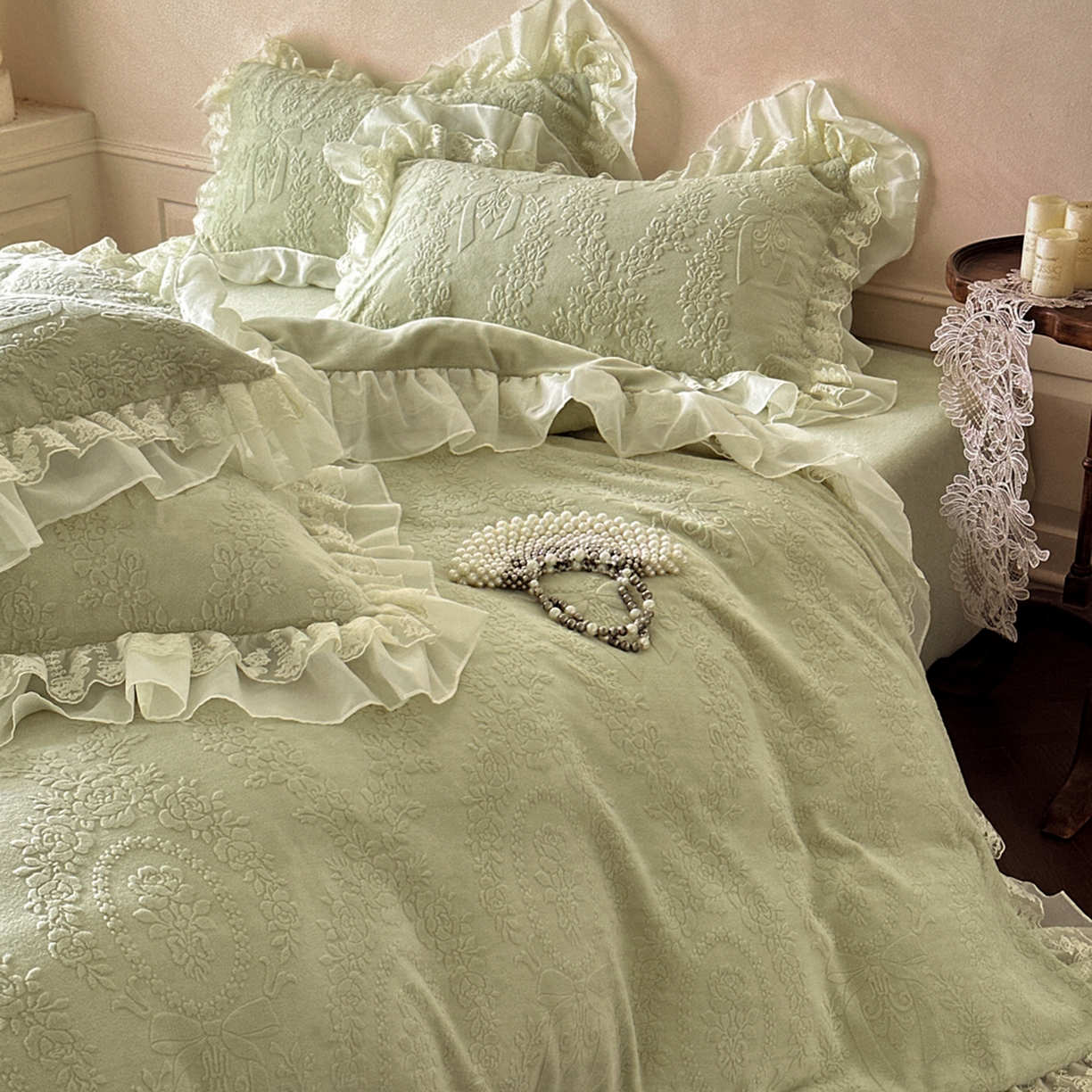 91家纺网 家纺一手货源 找家纺 你好美丽 2025新款立体雕花牛奶绒双层花边四件套-玛丽系列 玛丽绿