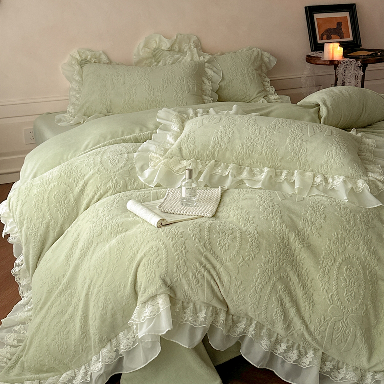 91家纺网 家纺一手货源 找家纺 你好美丽 2025新款立体雕花牛奶绒双层花边四件套-玛丽系列 玛丽绿