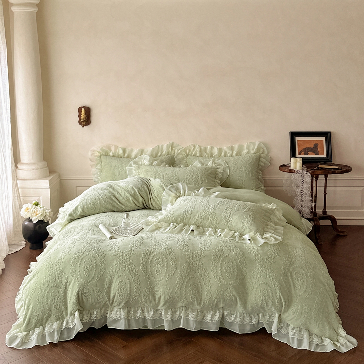 91家纺网 家纺一手货源 找家纺 你好美丽 2025新款立体雕花牛奶绒双层花边四件套-玛丽系列 玛丽绿