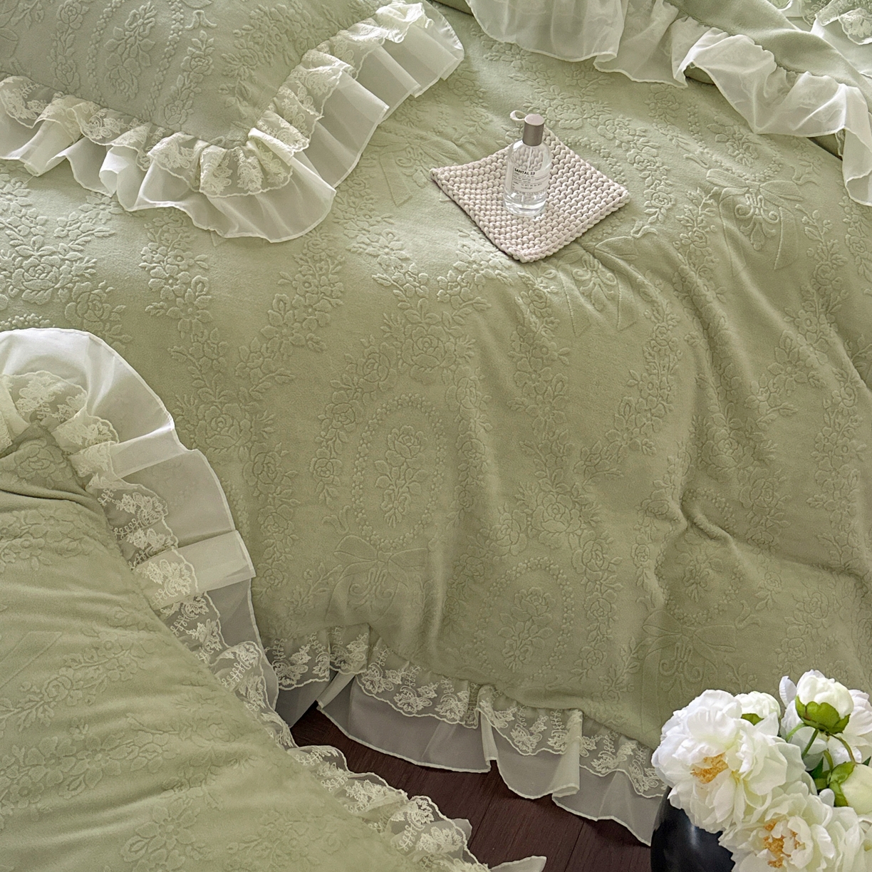 91家纺网 家纺一手货源 找家纺 你好美丽 2025新款立体雕花牛奶绒双层花边四件套-玛丽系列 玛丽绿